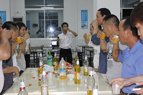 365博彩网站举办八月份员工生日聚餐活动