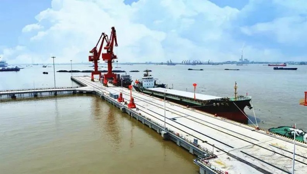 365博彩网站自动砌块成型设备(砖机)助力中国铁建首个BOO码头建设